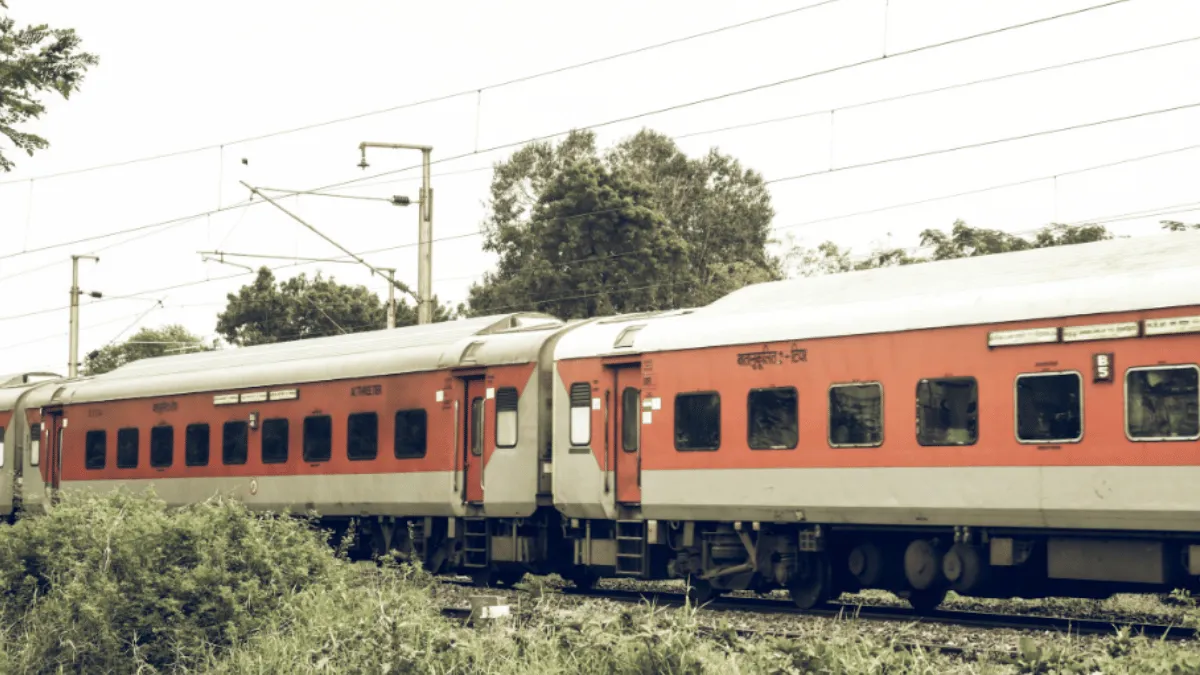 man-falls-from-speeding-mumbai-local-train-old-viral-video-brings-back-overcrowding-under-scanner